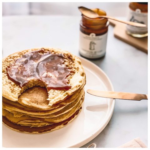 Pile de pancakes au lait ribot sur une assiette