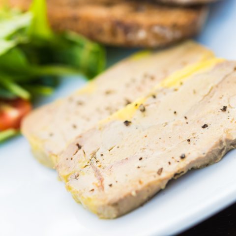 Toasts de foie gras et poire Williams à la truffe