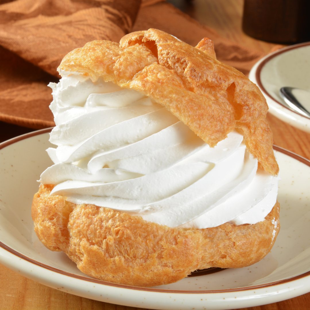 Choux garnis de crème mascarpone vanillée et de confiture de framboise