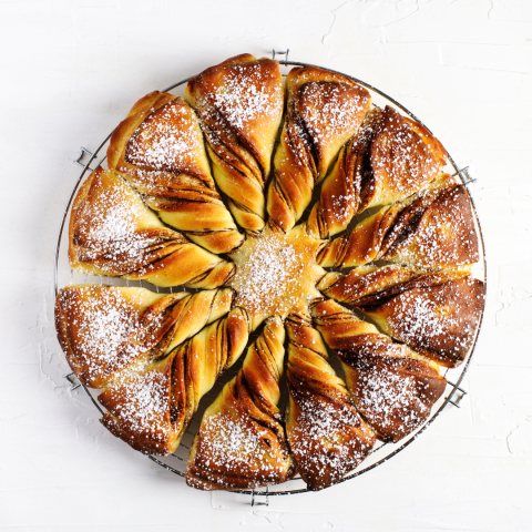 Brioche de Noël façonnée en flocon à huit branches