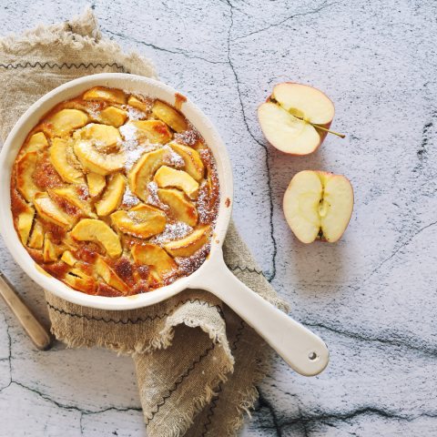 Clafoutis aux pommes et à la confiture