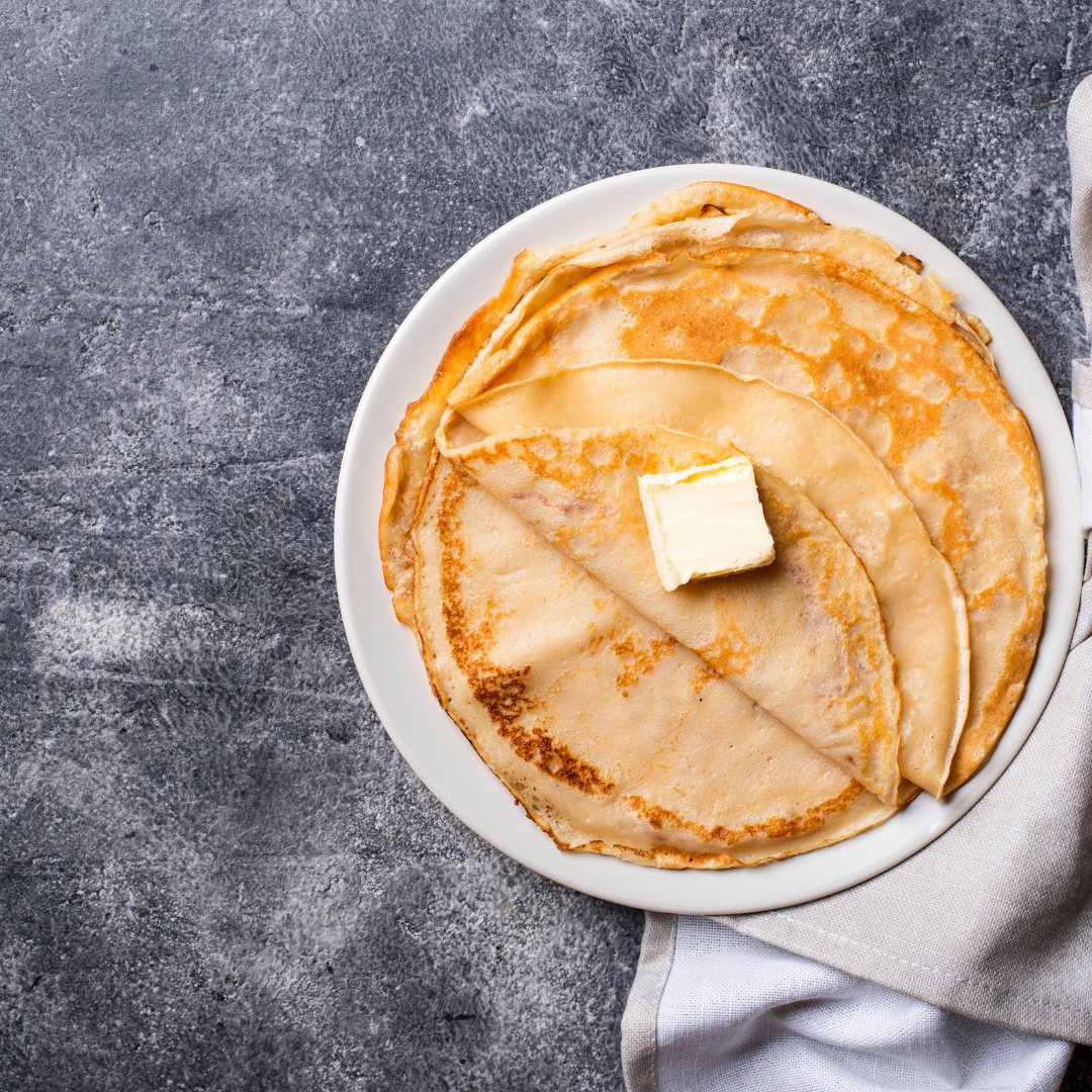 Crêpes normandes servies avec une garniture
