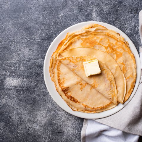 Crêpes normandes servies avec une garniture